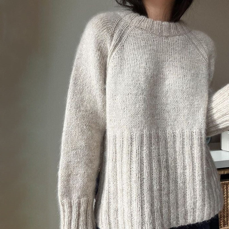 Soft-Blend Sweater – Monochrome Look & Moves With Body