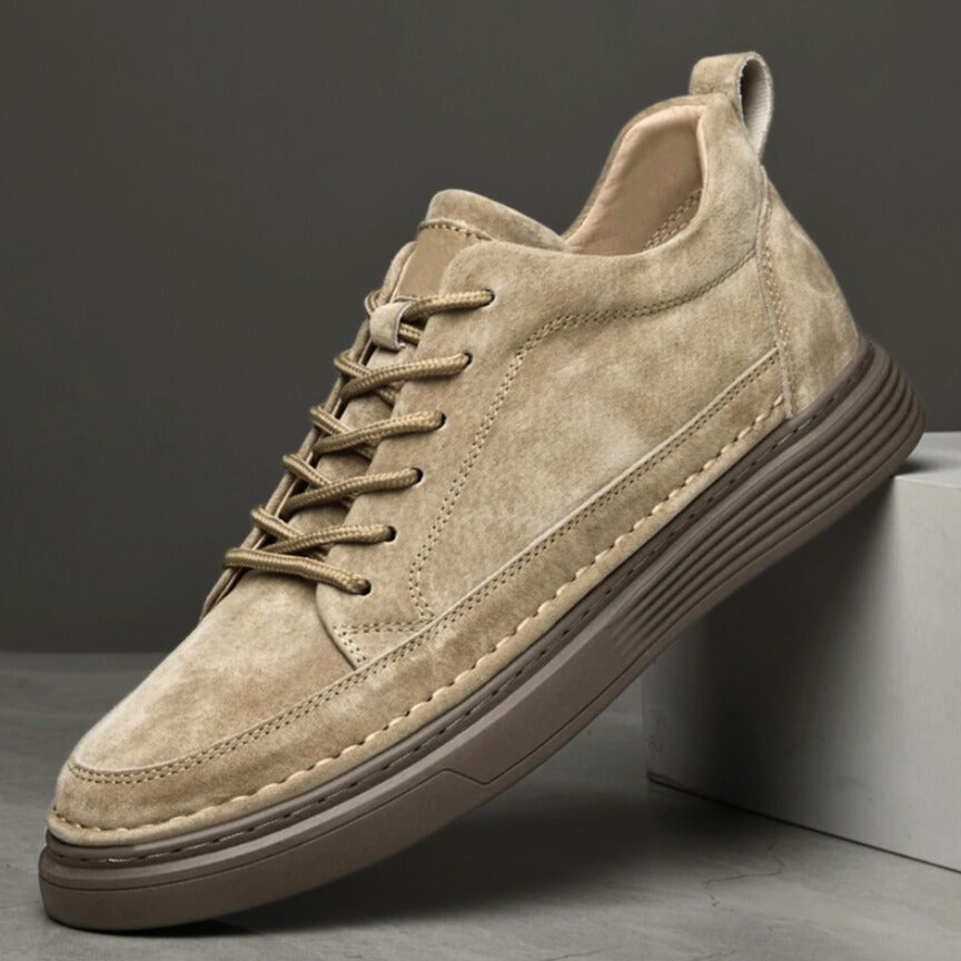 https://cdn.shopify.com/s/files/1/0844/6001/1865/files/herren-ledersneaker-stilvoll-Khaki.jpg?v=1734232006